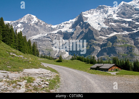 Très belle vue sur le Mönch et la Jungfrau en été. Banque D'Images