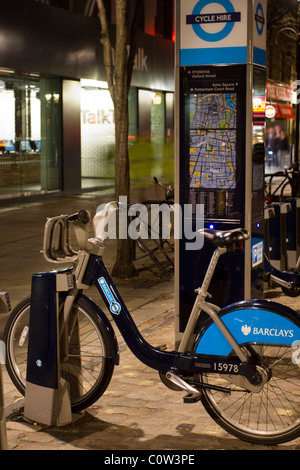 Point d'information publique plan & 15978 parrainé Barclays Cycle Hire, London, UK - London's Plan de partage public Station d'accueil. Banque D'Images