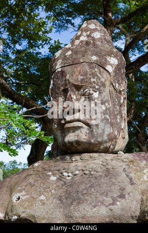 Porte Sud. Sculptures en pierre du pont frontière au temple Angkor Thom à Angkor. Le Cambodge. Asie Banque D'Images