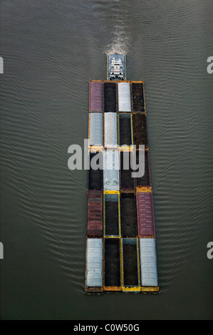 Vue aérienne au-dessus de remorqueur Bateau poussant vingt barges chargées du fleuve Mississippi à Baton Rouge en Louisiane Banque D'Images