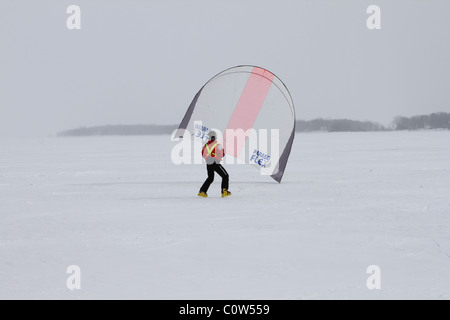 Kite surfer apprendre à contrôler la voile Banque D'Images