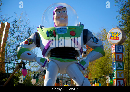 Statue de Buzz l'Éclair à l'entrée de Toy Story Playland au Walt Disney Studios près de Paris France Banque D'Images