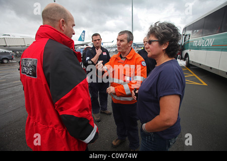 Vicki Treadell haut commissaire britannique rencontre l'équipe de recherche et de sauvetage en milieu urbain à l'aéroport de Christchurch, après séisme Banque D'Images