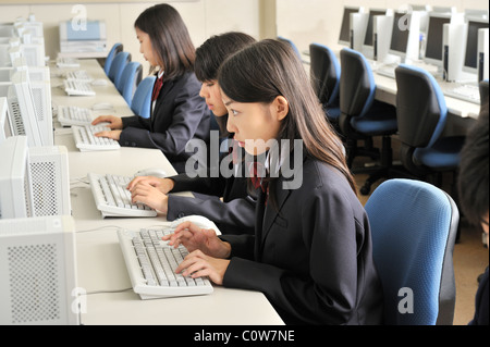 Les élèves du secondaire qui étudient avec ordinateur personnel Banque D'Images