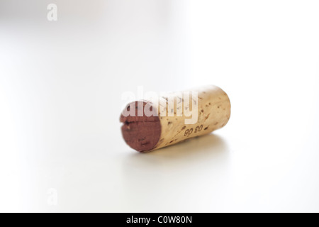 Wine cork sur surface blanche Banque D'Images