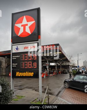 Station service affichage des prix du carburant. Banque D'Images