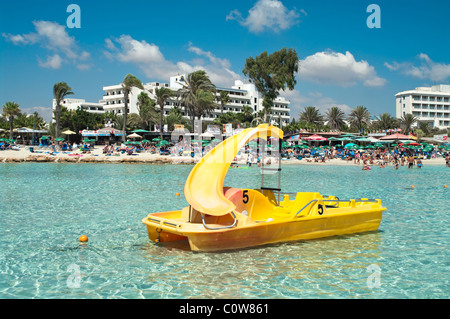 Seul bateau glisser en plastique sont amarrés dans la Méditerranée près de plage dans les eaux peu profondes. Méditerranée, Agia Napa, Chypre Banque D'Images