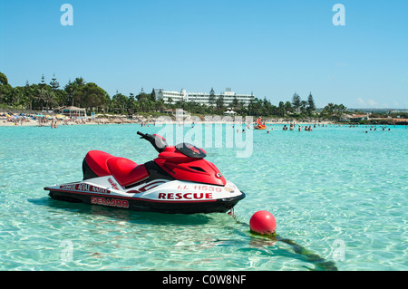 Sauvetage Jetski en eau peu profonde à la plage la plage de Nissi, Ayia Napa, Chypre, Europe, Méditerranée Banque D'Images