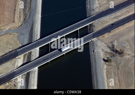 Vue aérienne au-dessus de l'interstate-5 aqueduc traversant la vallée centrale de Californie Banque D'Images