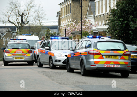 Plusieurs voitures de police métropolitaine avec femme officier présent assister à un incident sur la colline de Highbury Islington Londres Angleterre Royaume-uni Banque D'Images