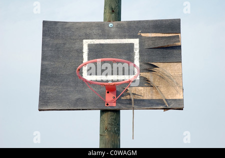 Vieux panier de basket-ball contre un ciel dans la soirée. Banque D'Images