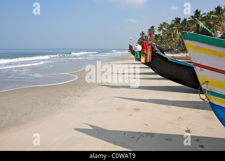 Les bateaux de pêche traditionnels sur une plage sur la mer d'Oman, le Kerala, Inde Banque D'Images