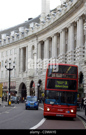 Scène de rue Regent Street et Piccadilly Circus City of Westminster London Banque D'Images