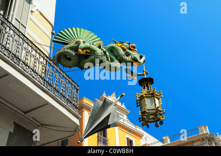 Dragon chinois sur la façade de l'immeuble moderniste, 'La Casa Bruno Cuadros' sur La Rambla 82, Barcelone, Espagne. Banque D'Images