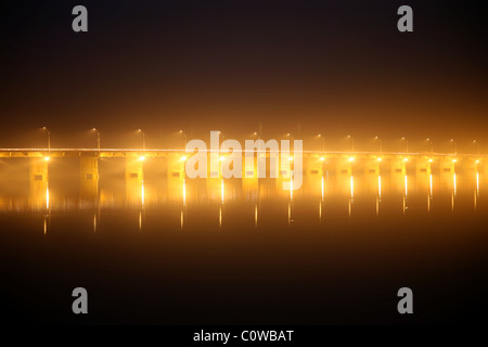 Pont des martyrs à Bamako Bridge - Pont sur la rivière dans la nuit avec un éclairage incroyable Banque D'Images