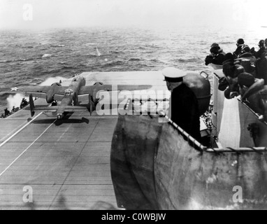 B-25 au sujet de décoller d'un porte-avion quelque part dans l'océan Pacifique. Banque D'Images