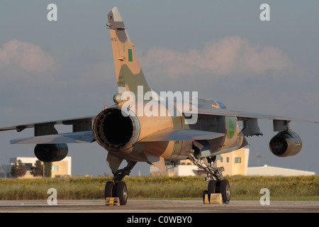 L'une des deux forces aériennes libyennes Mirage F1s dont les pilotes fait défection pour Malte le 21 février 2011 pendant le soulèvement contre Mouammar Kadhafi. Banque D'Images