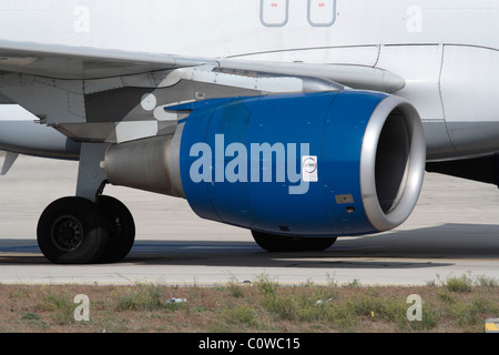 Close-up d'un turbofan CFM56 moteur à réaction sur l'aile d'un Airbus A320, avec logo CFM visible sur la nacelle du moteur. Usage éditorial uniquement. Banque D'Images