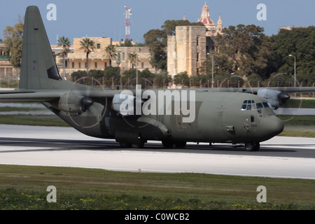 RAF C-130J Hercules le roulage sur la piste à Malte pendant la crise libyenne, le 27 février 2011 Banque D'Images