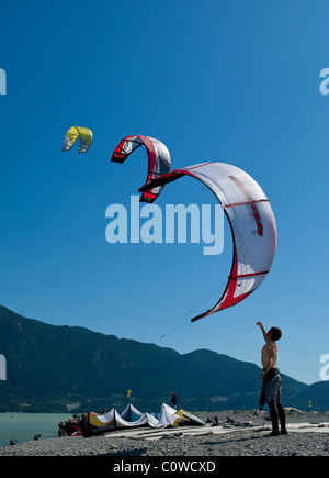 Trois kites lancé à partir de la broche, Squamish, BC, Canada, une célèbre destination kite surf. Banque D'Images