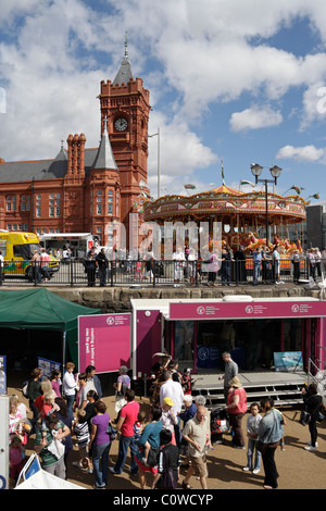 Les gens qui apprécient le festival d'été de Cardiff Bay August Bank Holiday Fair. Pays de Galles Royaume-Uni, bâtiment Pierhead Banque D'Images