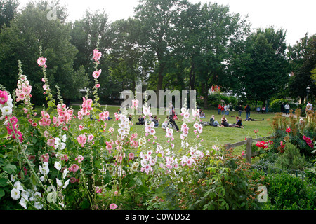 Les Jeunes au Parc Royal Pavilion, Brighton, Angleterre, Royaume-Uni. Banque D'Images