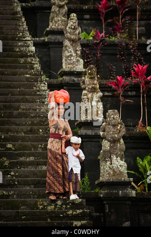 Fidèles hindous viennent le plus important temple à Bali, Indonesia-Besakih, ou le Temple mère de laisser l'épargne et de prier. Banque D'Images