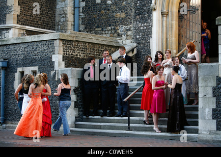 Les jeunes adolescents habillés pour un parti prom, Canterbury, Kent, England, UK. Banque D'Images