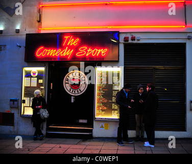 Les jeunes gens en attente à l'extérieur du Comedy Store à Londres Banque D'Images