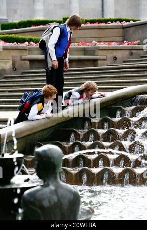 Enfants jouant près de la fontaine au-dessous de la chambre du conseil à Victoria Square, Birmingham, England, UK. Banque D'Images