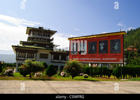 Accueillis par les rois bhoutanais en arrivant de l'Aéroport International de Paro Banque D'Images