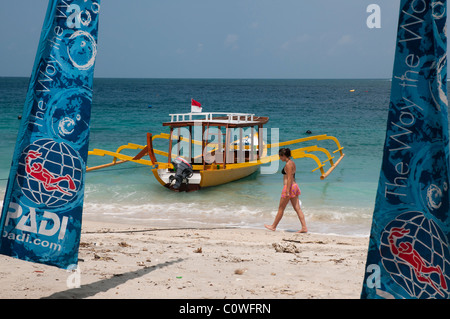 Bateau de plongée à fond de verre peint aux couleurs vives sur la plage de Gili Trawangan, une petite île au large de Lombok, en Indonésie Banque D'Images