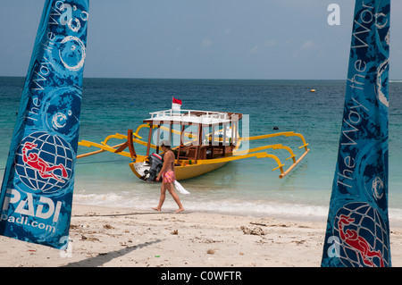 Bateau de plongée à fond de verre peint aux couleurs vives sur la plage de Gili Trawangan, une petite île au large de Lombok, en Indonésie Banque D'Images