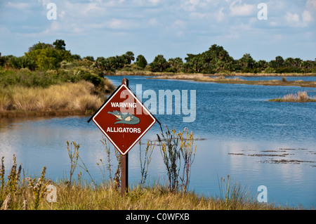 Panneau d'avertissement d'Alligator avec des pointes de contrôle à l'étang St Marks National Wildlife Refuge Banque D'Images