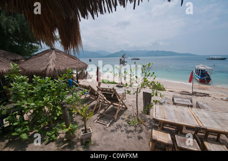 La petite plage de Gili Air la plus petite île du groupe d'îles Gili au large de Lombok Indonésie Banque D'Images