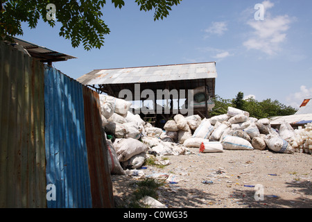 SANUR - 4 octobre : un dépôt de recyclage de plastique à Sanur, le 4 octobre 2010, Sanur, Bali, Indonésie Banque D'Images