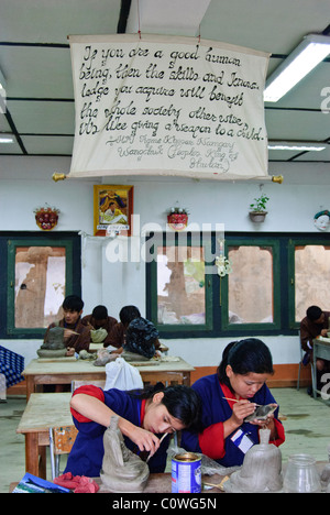 Les élèves dans une école des beaux arts à Thimphu et les paroles du roi du Bhoutan Banque D'Images