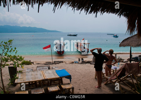 La petite plage de Gili Air la plus petite île du groupe d'îles Gili au large de Lombok Indonésie Banque D'Images