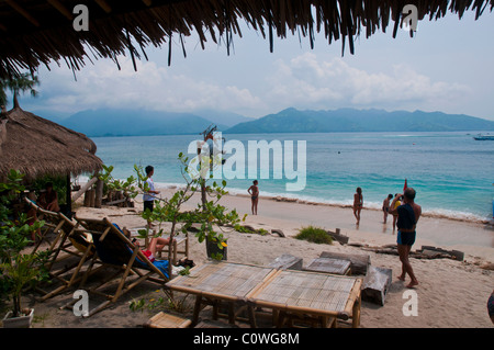 Plage de Gili Air l'île la plus petite de la groupe Gili au large de Lombok en Indonésie Banque D'Images