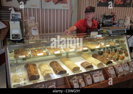 Florida Osceola County,Orlando,Orlando,Kissimmee,Celebration,Market Street,boulangerie,adultes femme femme femme femme femme,commis,produits,vitrine,foo Banque D'Images