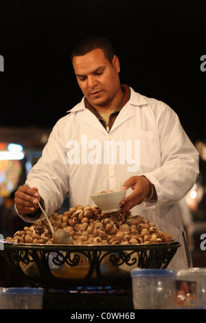 Vendeur d'escargots, Place Jemaa El Fna, Marrakech, Maroc Banque D'Images