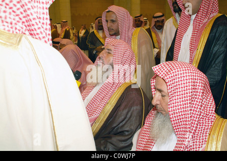 Les chefs tribaux ET SAOUDIENS attendent l'occasion de saluer le nouveau roi d'ARABIE SAOUDITE, LE ROI ABDALLAH AU PALAIS ROYAL Banque D'Images