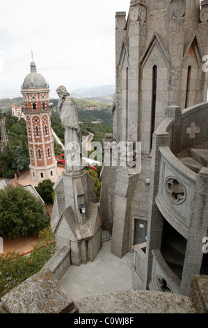 Vue depuis le haut de Temple de Sagrat Cor sur le sommet du Mont Tibidabo à Barcelone, Catalogne, Espagne Banque D'Images