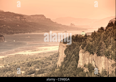 USA, New York, Columbia River Gorge, Chanticleer Point, Vista House sur Crown Point Banque D'Images