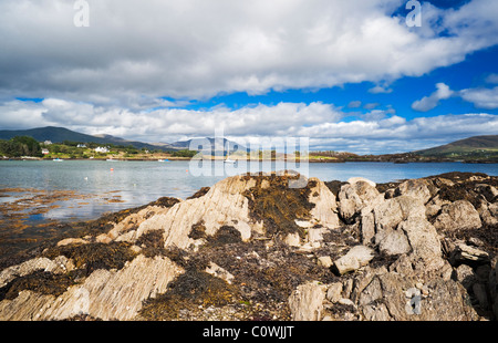 Port de Castletownbere, Bantry Bay, comté de Cork, Irlande, avec faim Hill et Bere Island dans l'arrière-plan Banque D'Images