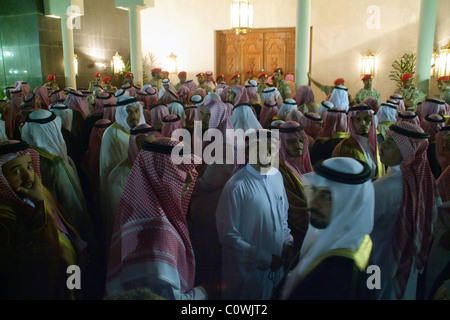 D'attente de l'Arabie pour payer ses condoléances à la mort du Roi Fahd au Palais du Prince Salman. Banque D'Images