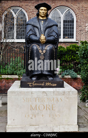 Statue de Thomas More (1478-1535) en face de l'ancienne église Chelsea Londres Angleterre Marche Cheyne Banque D'Images