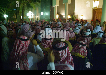 D'attente de l'Arabie pour payer ses condoléances à la mort du Roi Fahd au Palais du Prince Salman. Banque D'Images