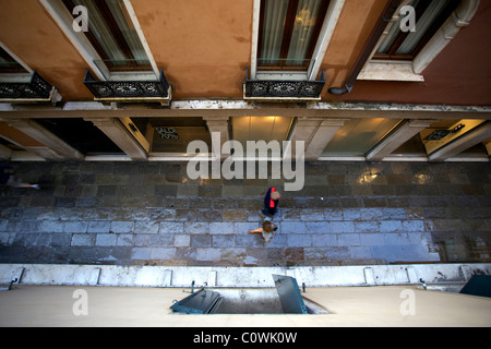 Vue de la fenêtre de l'hôtel Bellagio à Venise, Italie En regardant les piétons sur la rue étroite ci-dessous. Banque D'Images