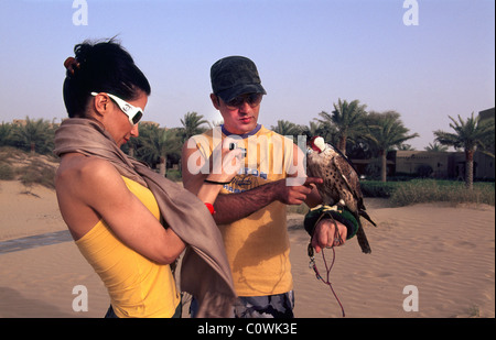 Bab Al Shams, les touristes avec Falcon, Dubaï, Émirats Arabes Unis Banque D'Images